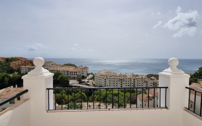 Atico duplex con varias terrazas y vistas al mar.