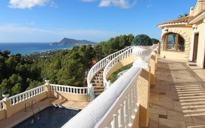 Villa en el golf con espectaculares vistas al mar 