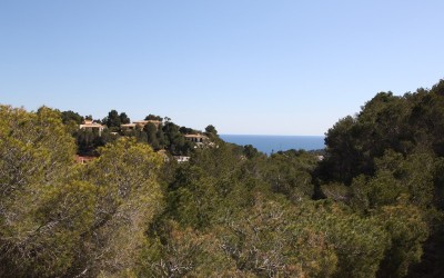 Villa acogedora en una sola planta en una zona verde con parcela amplia, soleada y vistas al mar.