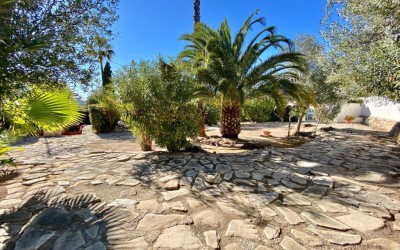 Villa de estilo mediterráneo con gran jardín llano en Alfaz del Pi.