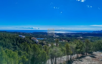 Parcela urbana con bonitas vistas al mar.