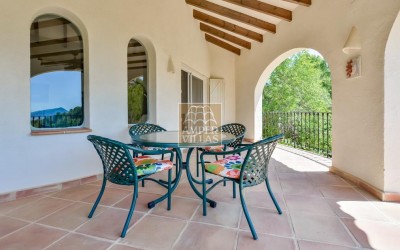 Preciosa villa en un entorno verde y tranquilo.