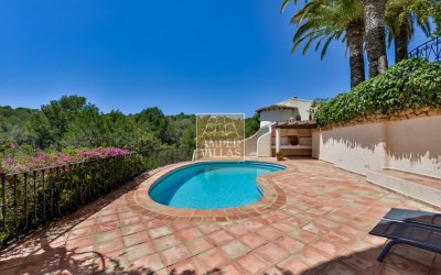 Preciosa villa en un entorno verde y tranquilo.