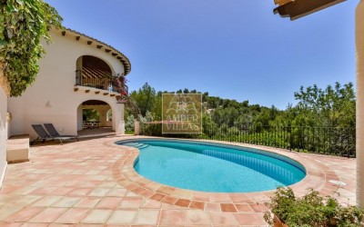 Preciosa villa en un entorno verde y tranquilo.