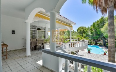 Villa exclusiva en Altea con privacidad absoluta en un entorno natural.
