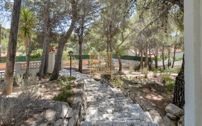 Villa exclusiva en Altea con privacidad absoluta en un entorno natural.