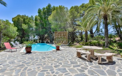 Villa exclusiva en Altea con privacidad absoluta en un entorno natural.