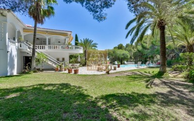 Villa exclusiva en Altea con privacidad absoluta en un entorno natural.
