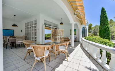 Villa exclusiva en Altea con privacidad absoluta en un entorno natural.