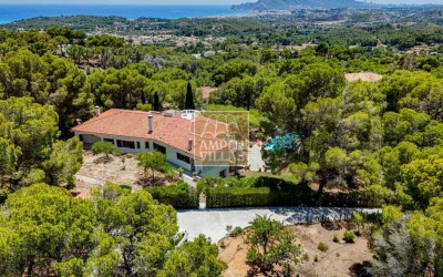 Villa exclusiva en Altea con privacidad absoluta en un entorno natural.