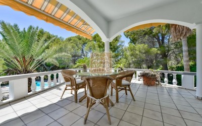 Villa exclusiva en Altea con privacidad absoluta en un entorno natural.