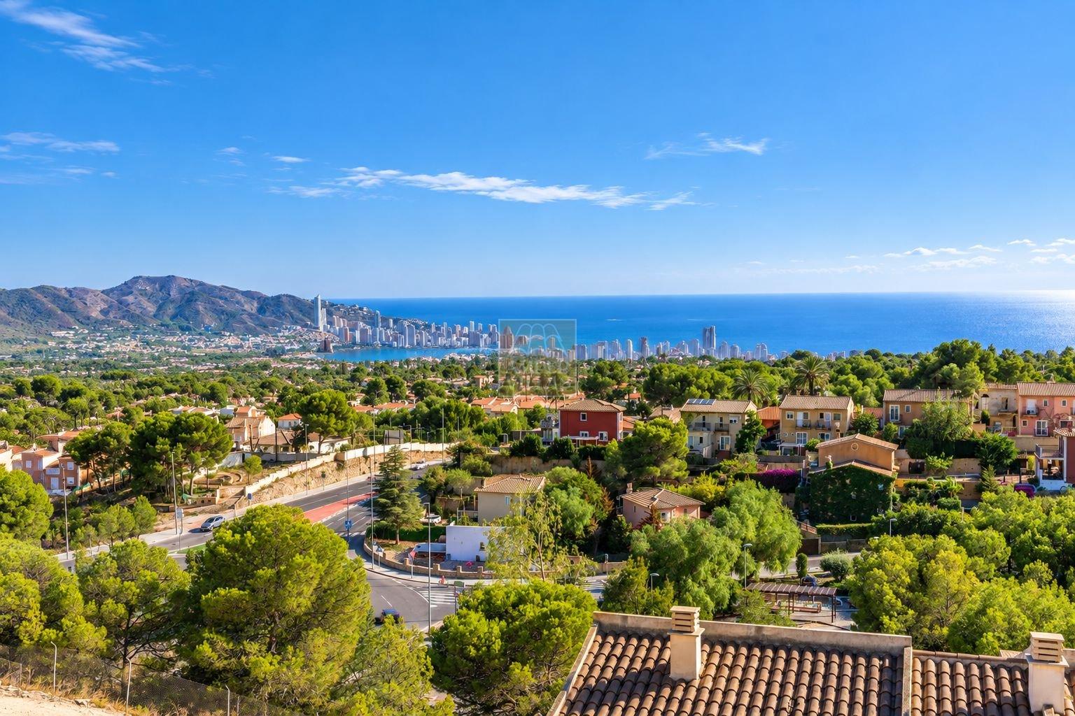 Adosado moderno de 4 dormitorios con vistas panorámicas al mar y a Benidorm en La Nucía