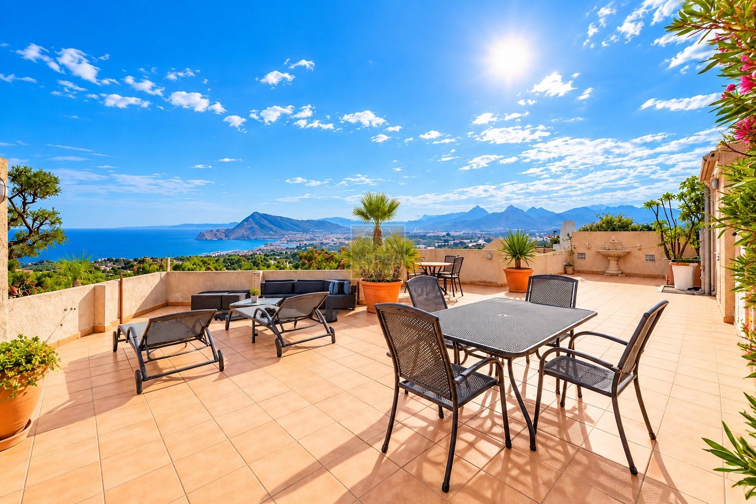 Dúplex Ático con Vistas Panorámicas al Mar en Altea La Vella
