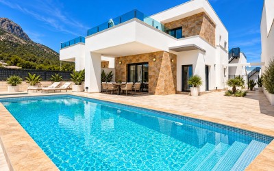 Villa moderna de 3 dormitorios con piscina privada en Polop