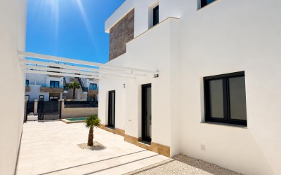 Villa moderna de 3 dormitorios con piscina privada en Polop
