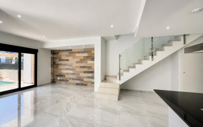 Villa moderna de 3 dormitorios con piscina privada en Polop