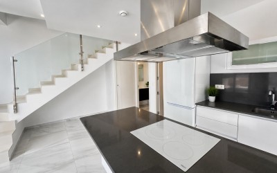 Villa moderna de 3 dormitorios con piscina privada en Polop
