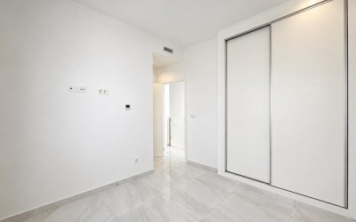 Villa moderna de 3 dormitorios con piscina privada en Polop