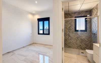 Villa moderna de 3 dormitorios con piscina privada en Polop