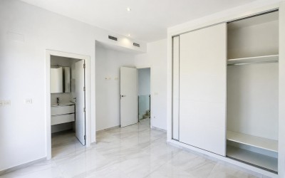 Villa moderna de 3 dormitorios con piscina privada en Polop
