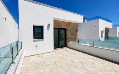 Villa moderna de 3 dormitorios con piscina privada en Polop