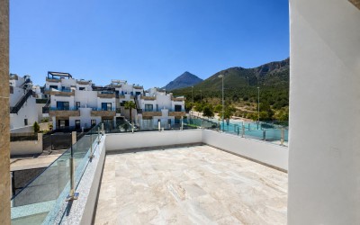 Villa moderna de 3 dormitorios con piscina privada en Polop